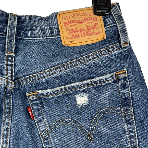Levi’s 501 SZ W26 Jean Shorts Button-Fly Distressed Rips Medium Wash Frayed Hems - Picture 6 of 9